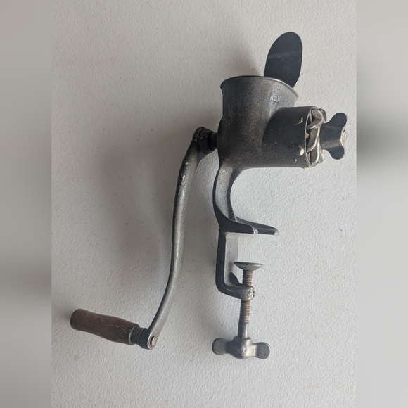 Vintage Manual Metal Grinder - Picture 2 of 5